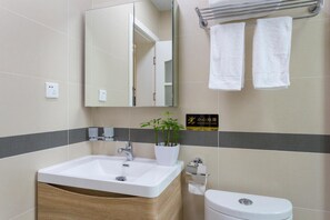 Shower, free toiletries, hair dryer, slippers - The PuShu (Shanghai)