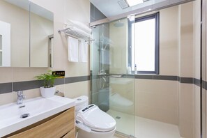 تجهيزات دش، مستلزمات مجانية للعناية الشخصية، مجففات شعر، خف للقدمين