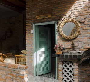 Shower, free toiletries, hair dryer, towels - Nam Thi Holiday Home (Cai Be)