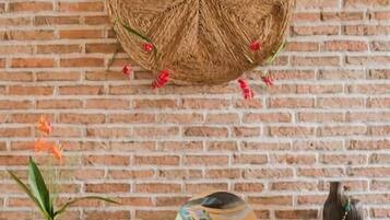 Casa design, 1 quarto, acessível, vista para o rio | Opções para refeição no quarto