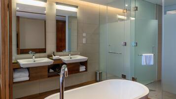 Deep soaking bathtub