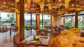 2 restaurantes, é servido jantar