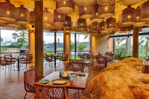 2 restaurants, dinner served