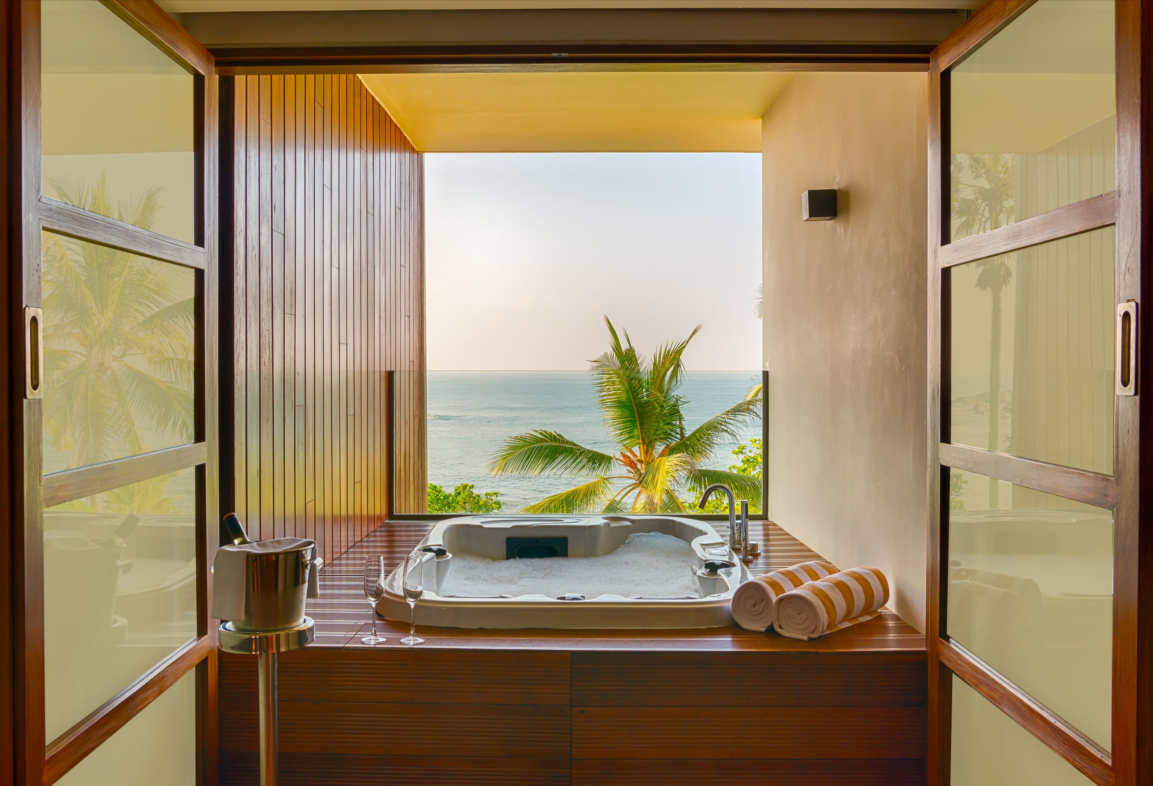 premium double room, 1 king bed, jetted tub, ocean view | jetted bathtub