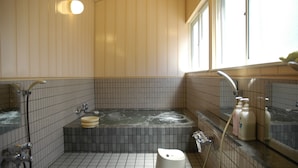 Ein Badezimmer mit Badewanne, Toilette und Waschbecken.
