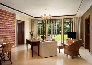 32-inch flat-screen TV with cable channels - Mangsit Suites by Holiday Resort Lombok (Senggigi)