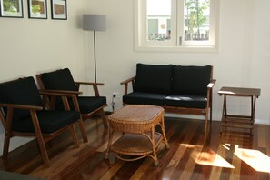 Living area - Atoll Close Port Douglas Holiday House (Port Douglas)