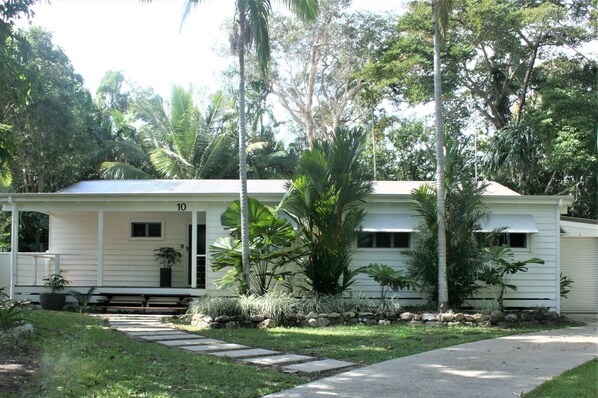 Front of property - Atoll Close Port Douglas Holiday House (Port Douglas)