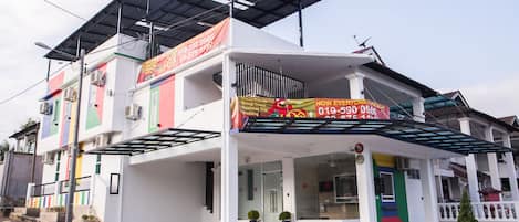 Façana frontal de l'allotjament