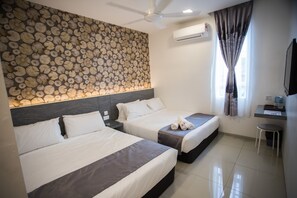 Habitación de hotel con dos camas, ventilador de techo, aire acondicionado montado en la pared y una ventana con cortinas.