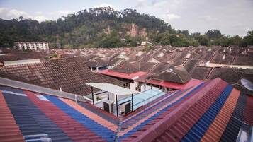 Un barrio residencial con varias casas con tejados inclinados y antenas parabólicas.
