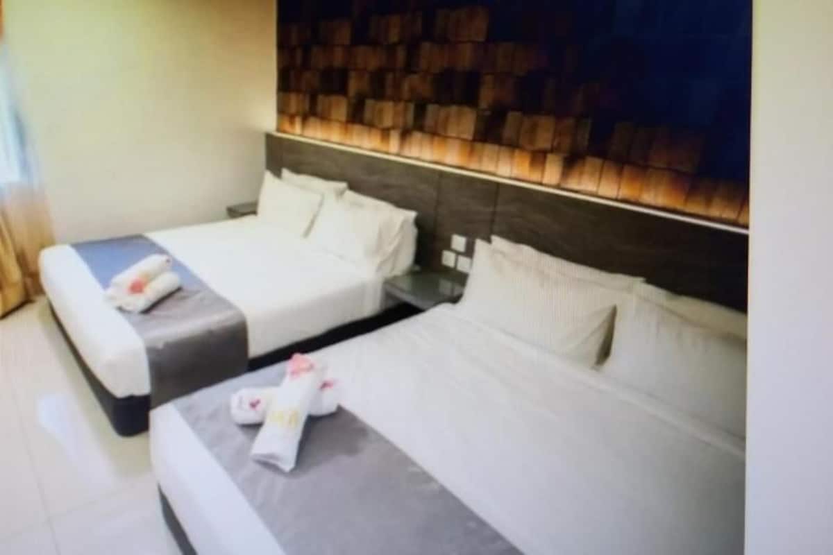 Huone (Deluxe Family Room) | 1 makuuhuone, työpöytä, äänieristys, silitysrauta/-lauta
