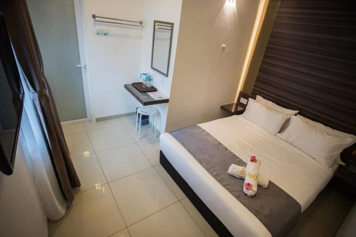 Deluxe Queen Room | 1 bedroom, desk, soundproofing, iron/ironing board