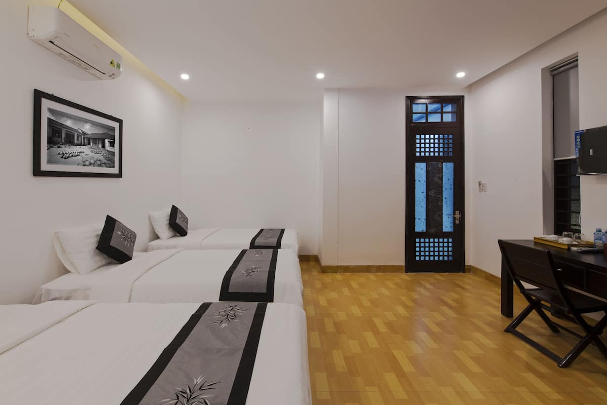 Standard Triple Room | Desk, soundproofing, free WiFi