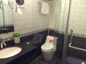 Kostenlose Toilettenartikel, Haartrockner, Hausschuhe, Handtücher