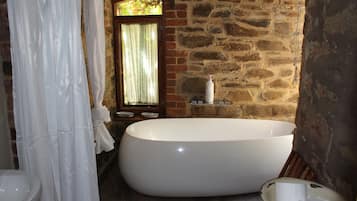 Traditional House, 3 Bedrooms | Deep-soaking bathtub