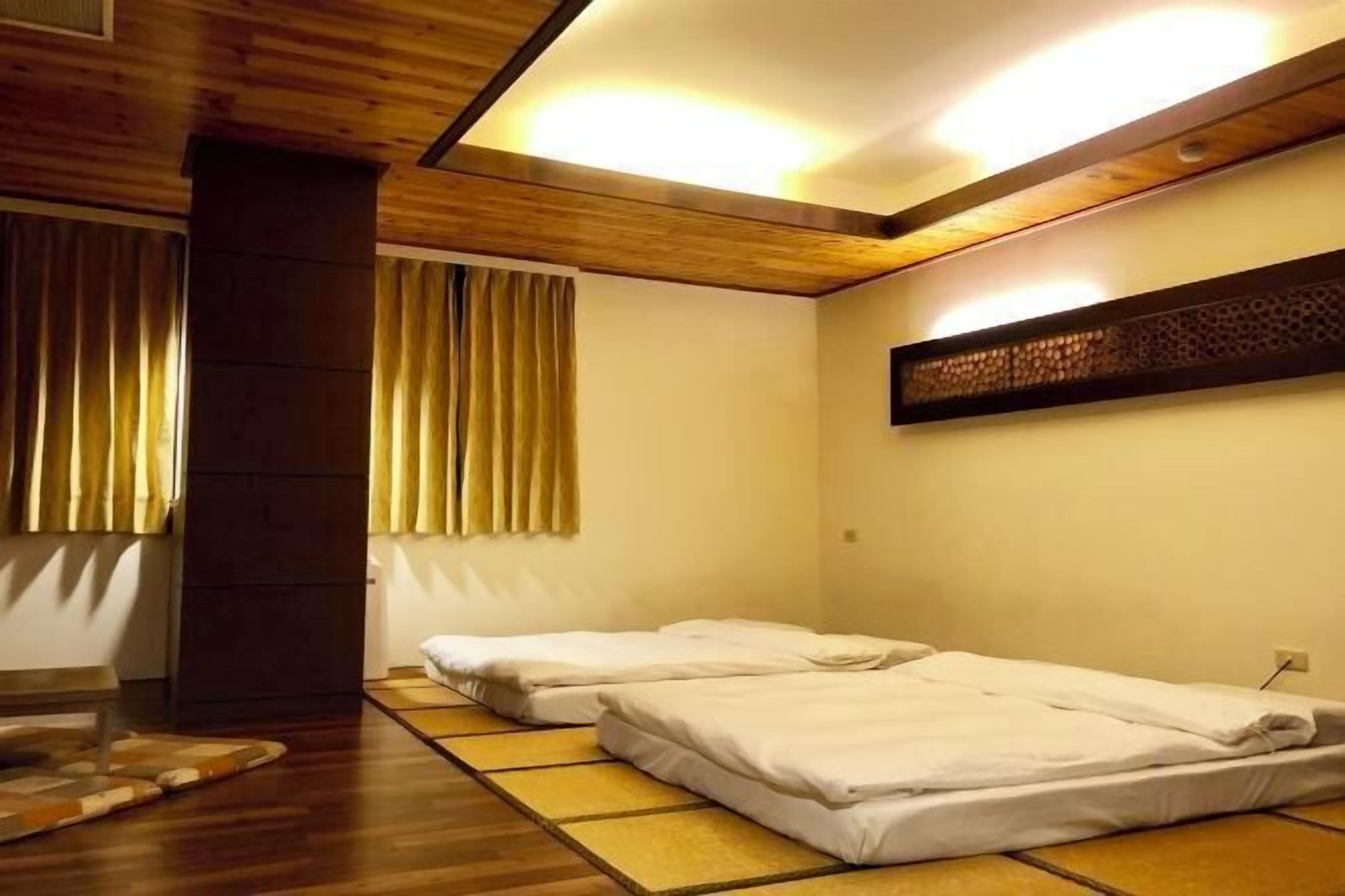 1 bedroom, blackout drapes, free WiFi, bed sheets