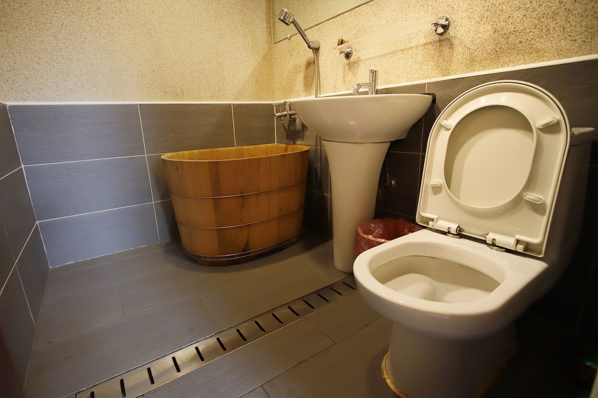 deep-soaking bathtub, free toiletries, hair dryer, slippers
