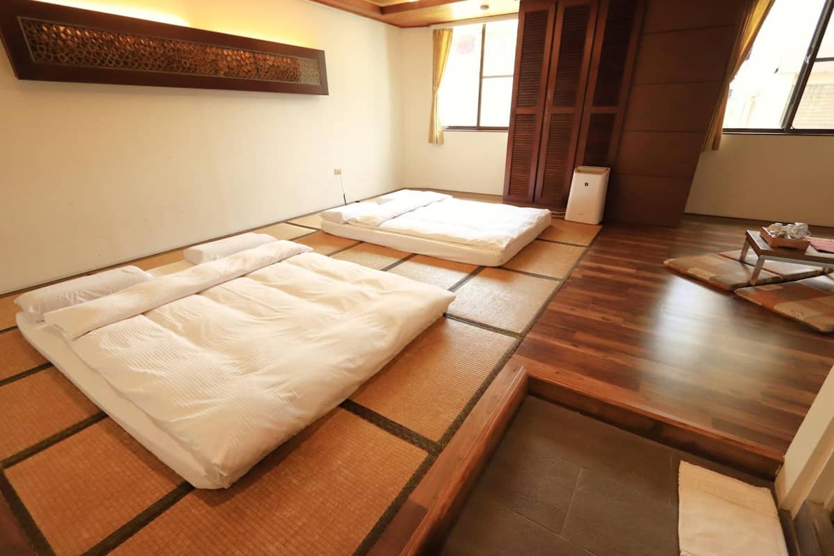 高级四人房 | 1 多间卧室、遮光窗帘、免费 WiFi、床单