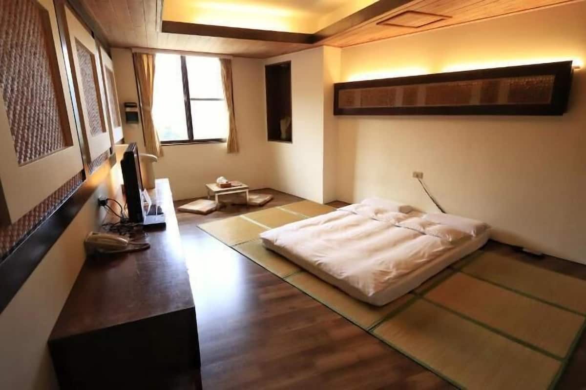 1 bedroom, blackout drapes, free WiFi, bed sheets