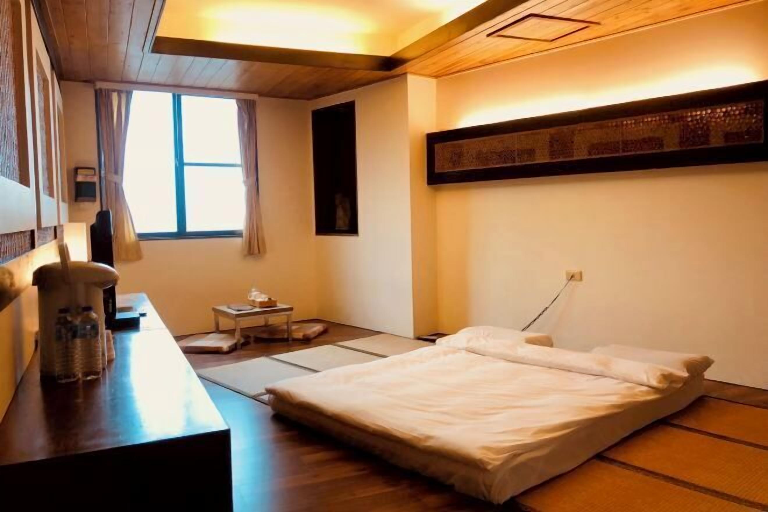 1 bedroom, blackout drapes, free WiFi, bed sheets