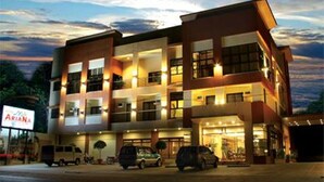 Un hotel de varios pisos con diseño moderno, con balcones y ventanas amplias.