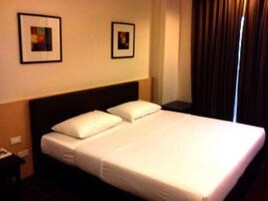 Premium Deluxe Room | Desk, blackout drapes, free WiFi, bed sheets