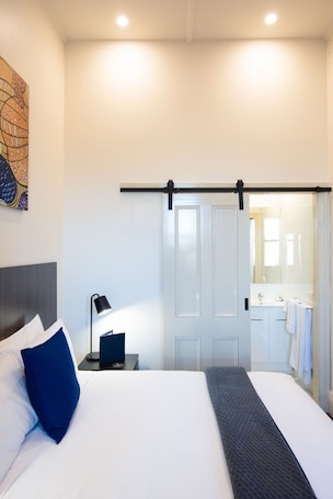 Ropa de cama de alta calidad, cortinas blackout y wifi gratis