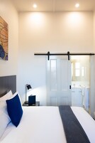 Standard-herbergi - með baði | Rúmföt af bestu gerð, myrkratjöld/-gardínur, ókeypis þráðlaus nettenging