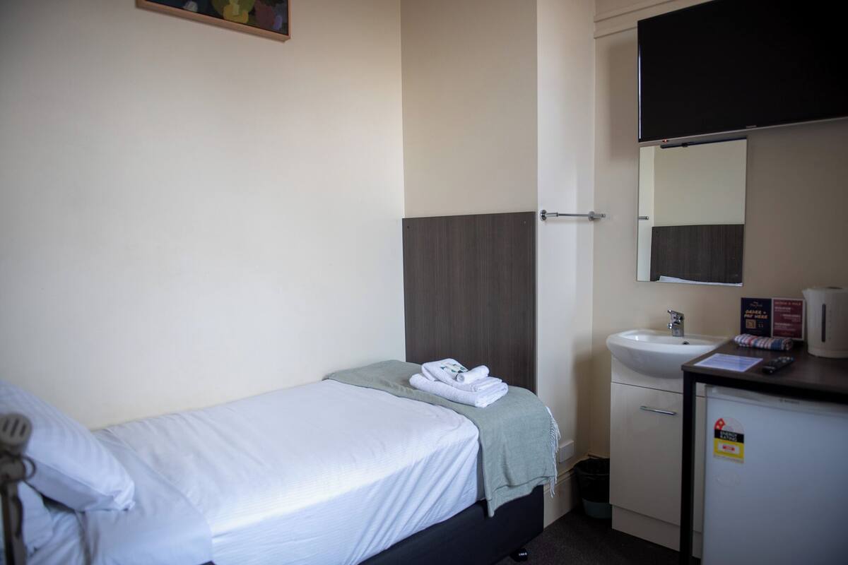 Basic Room, 1 Twin Bed, Shared Bathroom | Premium bedding, blackout drapes, WiFi (free), bed sheets