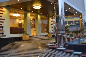 Outdoor dining - Hotel 5 Flowers (Kota)