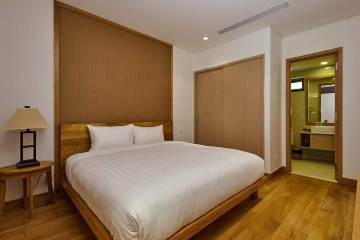 Sunrise Apartment | Minibar, desk, iron/ironing board, free WiFi