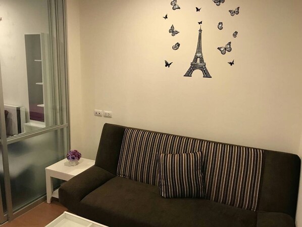 1-Bedroom Suite | Wohnbereich | Flachbildfernseher