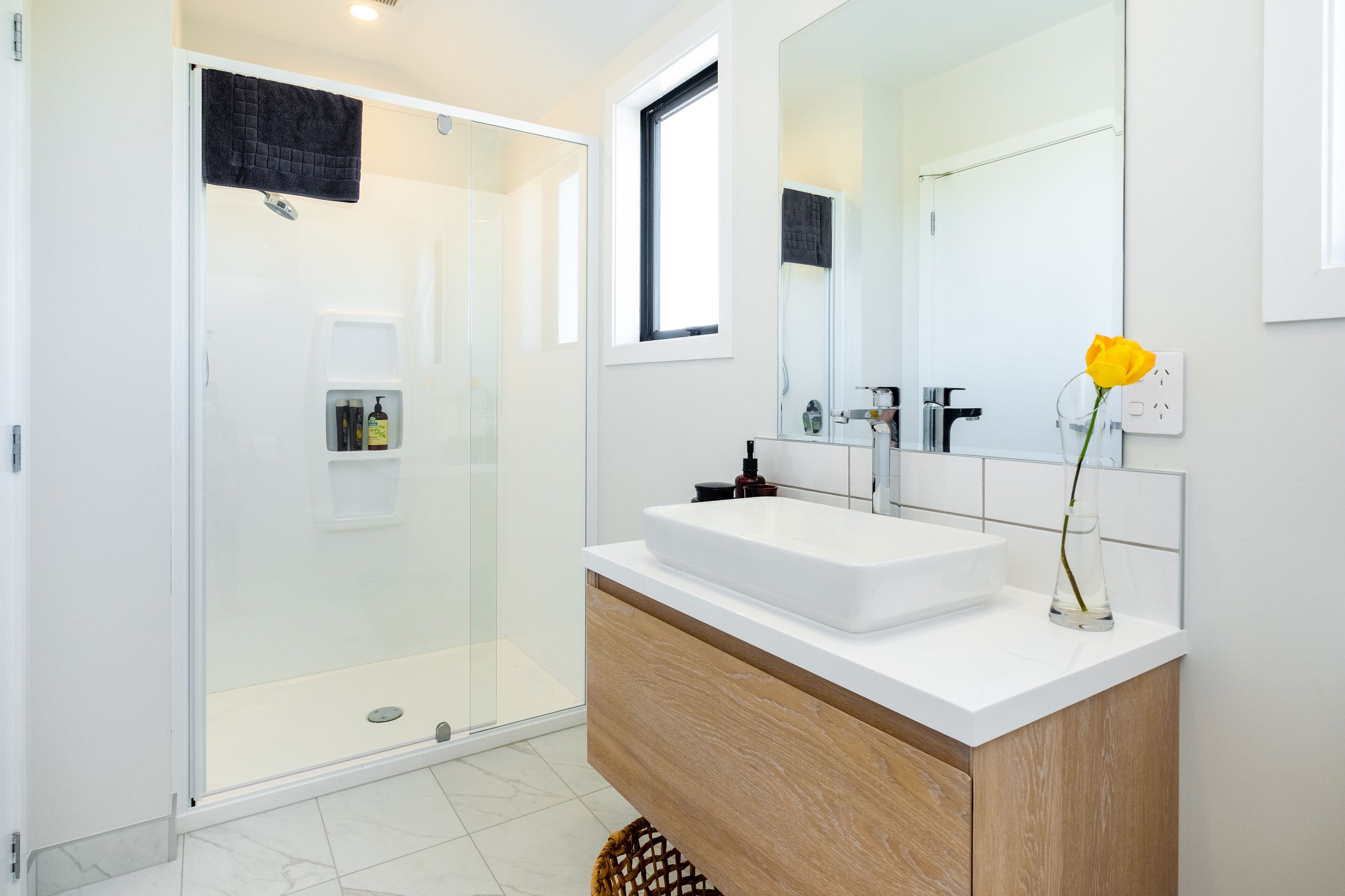 Dusche, Hydromassagedusche, kostenlose Toilettenartikel, Haartrockner