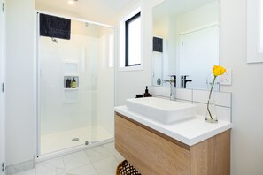 Shower, hydromassage showerhead, free toiletries, hair dryer - Lawn Cottages (Clive)