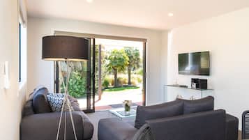 Premium Cottage, 2 Bedrooms, Non Smoking, Kitchen (Kowhai) | Living room