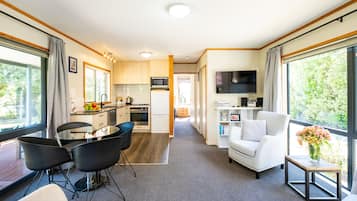 Standard Cottage, 2 Bedrooms, Non Smoking, Kitchen (Flax Cottage) | Living area | 40-inch flat-screen TV with digital channels, Smart TV, Netflix