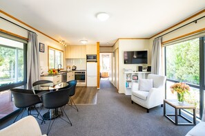 標準平房, 2 間臥室, 非吸煙房, 廚房 (Flax Cottage) | 起居區 | 40-吋平面電視、數位頻道、智慧型電視、Netflix