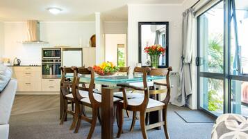 Family Cottage, 2 Bedrooms, Non Smoking, Kitchen (Hydrangea Cottage) | In-room dining