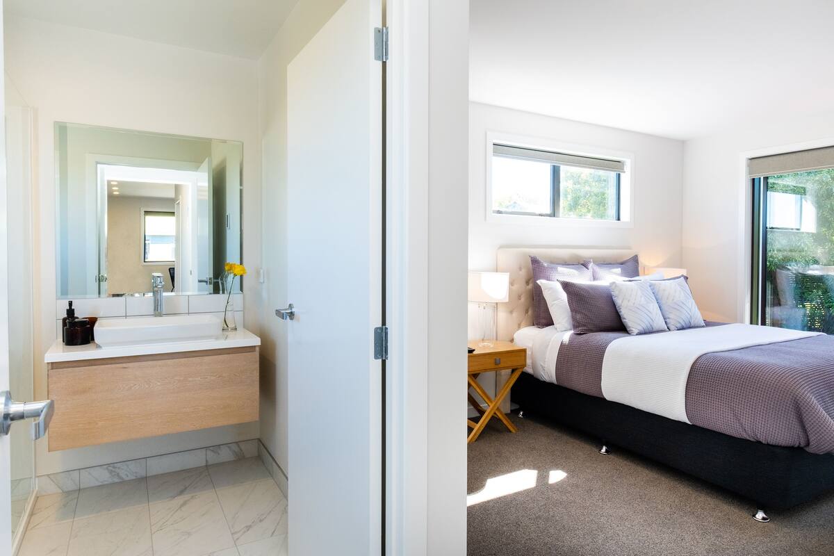 Premium Cottage, 2 Bedrooms, Non Smoking, Kitchen (Pohutukawa) | Premium bedding, Select Comfort beds, in-room safe, blackout drapes