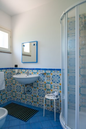 Double Room, Terrace | Bathroom | Shower, free toiletries, hair dryer, bidet - Affittacamere Il Melograno (Pollica)
