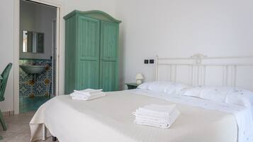 Doppelzimmer, Terrasse | Schreibtisch, kostenloses WLAN, Bettwäsche