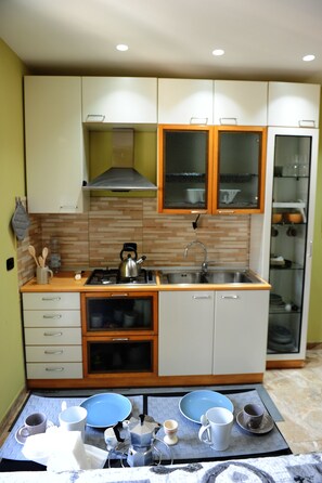 Apartamento, 2 habitaciones | Cocina privada | Frigorífico, microondas, placa de cocina y máquina de café espresso