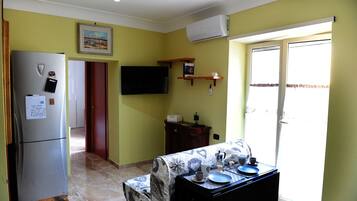 Apartment, 2 Schlafzimmer | Wohnbereich | Flachbildfernseher