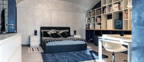 Huoneisto, 1 makuuhuone | 2 makuuhuonetta, tallelokero huoneessa, työpöytä, silitysrauta/-lauta