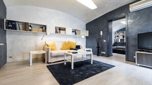 Una sala de estar moderna con un sofá, una mesa de centro y estanterías.