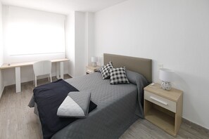 四人房 | 办公桌、遮光窗帘、隔音、熨斗/熨衣板