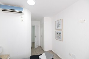 Kamar Quadruple | Meja kerja, tirai kedap cahaya, kedap suara, dan setrika/meja setrika