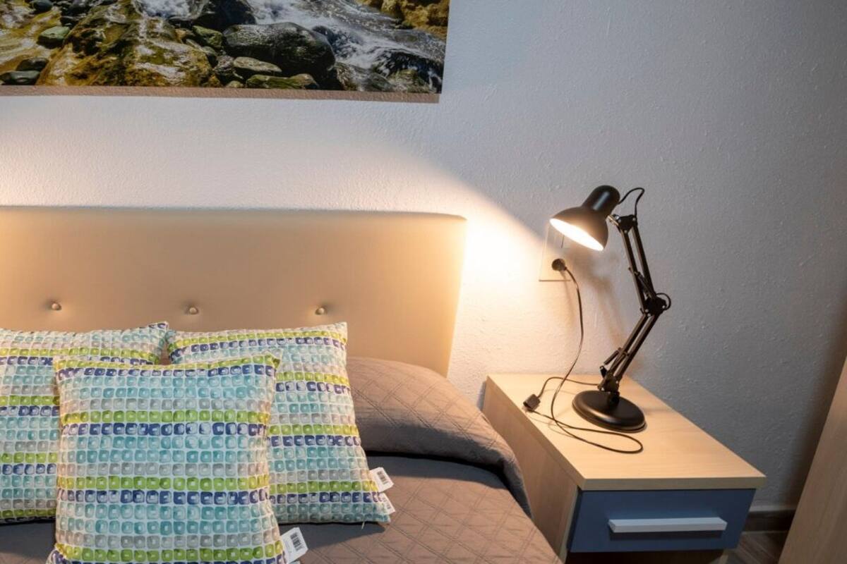 Tweepersoonskamer | Een bureau, verduisterende gordijnen, geluiddichte muren