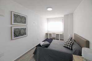 四人房 | 办公桌、遮光窗帘、隔音、熨斗/熨衣板